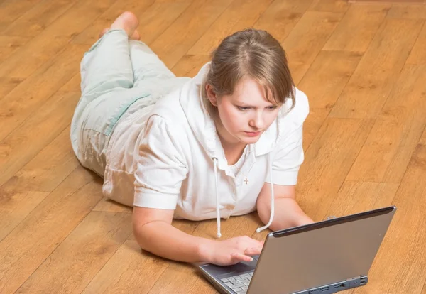 Das Mädchen mit dem Laptop — Stockfoto