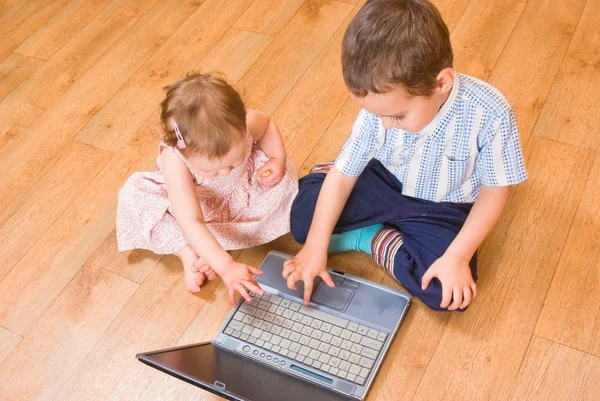 儿童对便携式计算机 — 图库照片