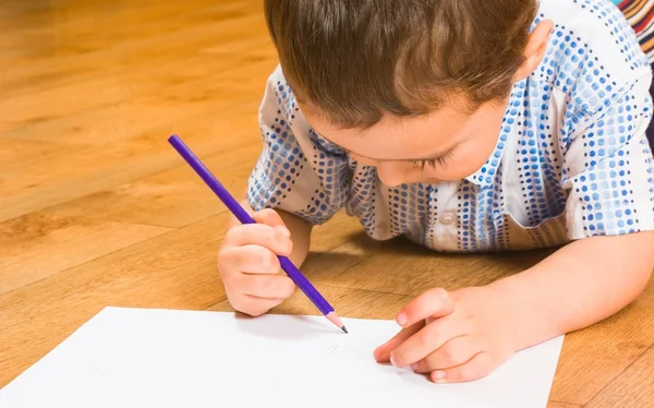 Chłopiec rysuje ołówki — Zdjęcie stockowe