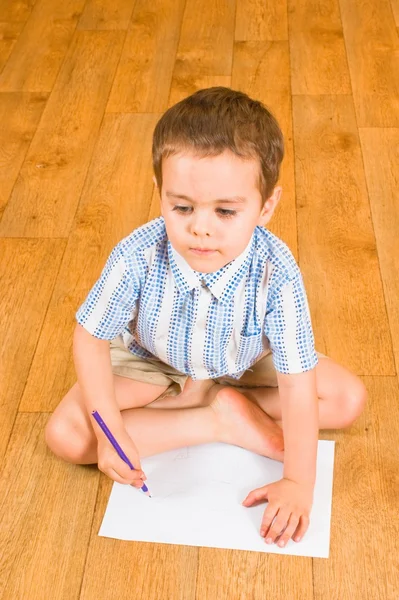 Le garçon dessine des crayons — Photo
