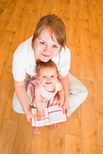 Mum and daughter look the book — Stock Photo, Image