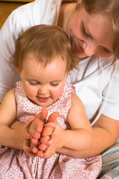 Mum plays with a small daughter — Stock Photo, Image