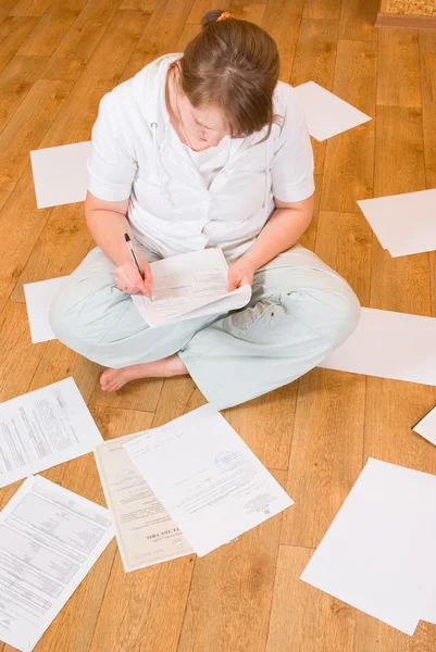 The woman works with documents — Stock Photo, Image
