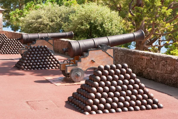 Пушки и пушечные шары. Монако — стоковое фото