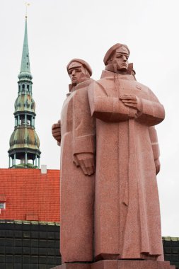 Letonca tüfekçiler anıt. Riga, Letonya