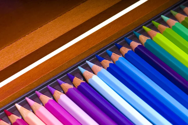 Kolorowe ołówki w pudełku — Zdjęcie stockowe