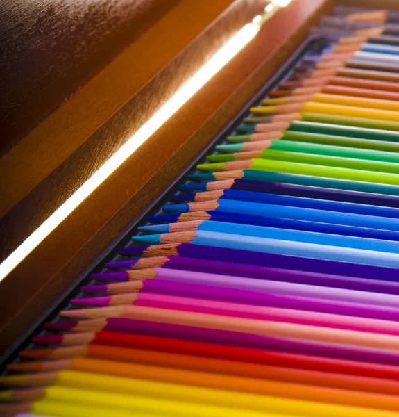 Färgpennor i en kartong — Stockfoto
