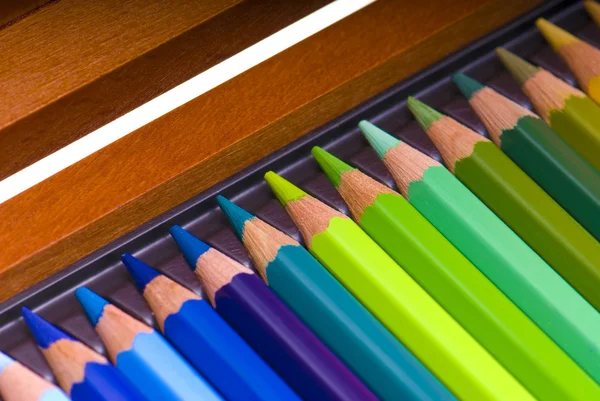 Bir kutuda renkli kalemler — Stok fotoğraf