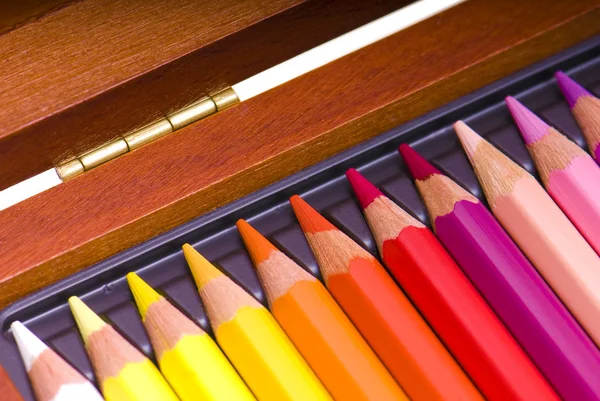 Bir kutuda renkli kalemler — Stok fotoğraf