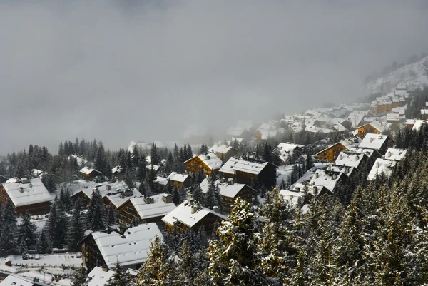 Winter dorp in de mist — Stockfoto