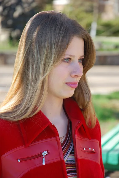 Портрет дівчини в червоній куртці — стокове фото