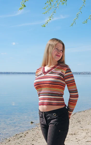 Chica en la playa del río —  Fotos de Stock