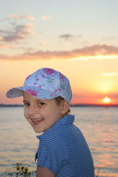 Smějící se krásné dítě na západ slunce — Stock fotografie