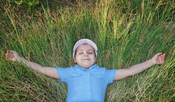 Дитячий відпочинок на зеленій траві — стокове фото