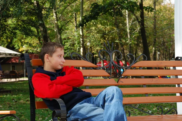 Adolescente sentar no banco — Fotografia de Stock