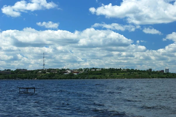 Welliges Wasser des Flusses über bewölkten blauen Himmel — Stockfoto