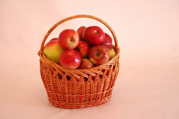 Świeże jabłka w koszyku — Zdjęcie stockowe