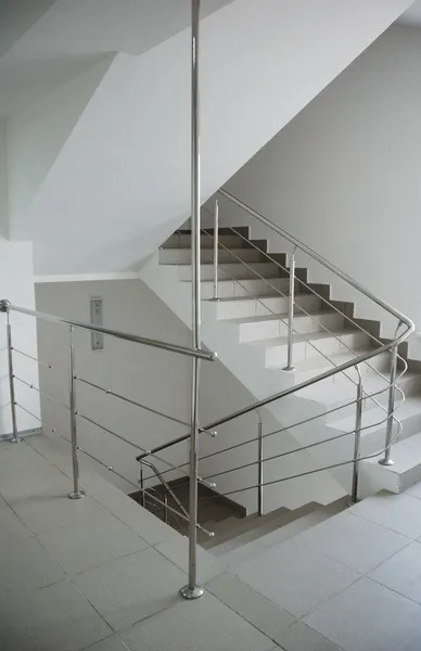 Лестница в офисном здании Лицензионные Стоковые Фото