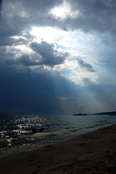 Rayos de sol en el cielo nublado del mar — Foto de Stock
