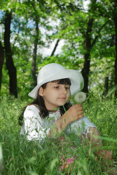 Siedzieć ładny dziecka w zielonej trawie — Zdjęcie stockowe