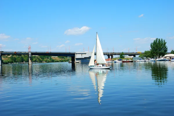 City bridge and sailing yacht sport — Stock Photo, Image