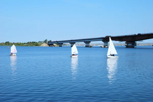 City bridge et yacht à voile sport — Photo