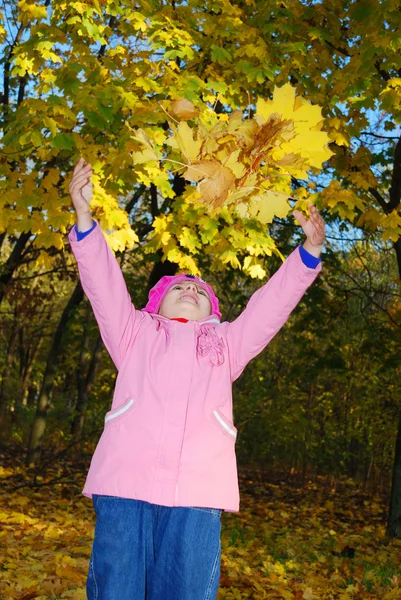 Zabawny zadowolony dziecka w parku jesień — Zdjęcie stockowe