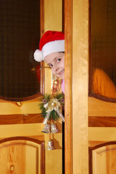 Christmas santa kind kijk van deur Stockafbeelding
