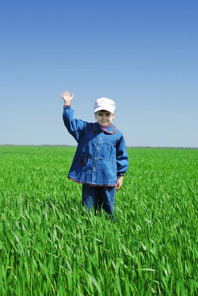 Ładny dziecka w zielonej trawie — Zdjęcie stockowe