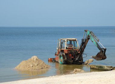 Deniz kıyısında Digger