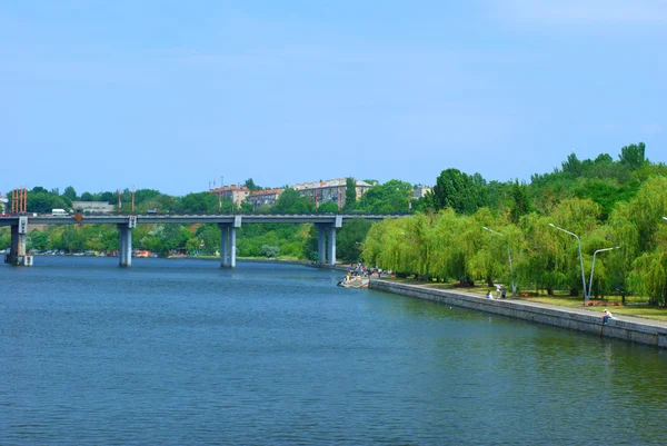 Ponte e fiume della città — Foto Stock