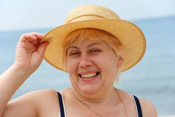 Kobiety w kapeluszu na tle morza — Zdjęcie stockowe