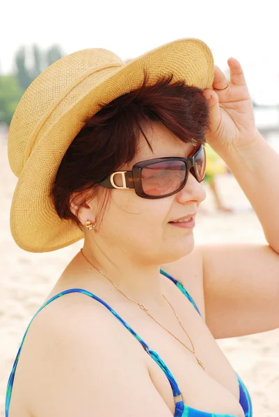 선글라스와 모자에 예쁜 여자 — 스톡 사진