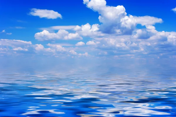 Blauwe hemel en wolken na regen onder se Rechtenvrije Stockfoto's