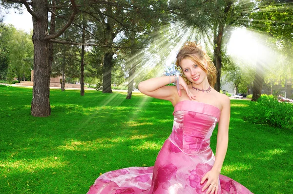 Glücklich hübsche Braut in Sonnenstrahlen lizenzfreie Stockfotos