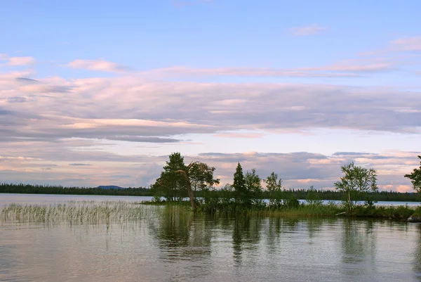 Krásné severní krajina s jezerem — Stock fotografie