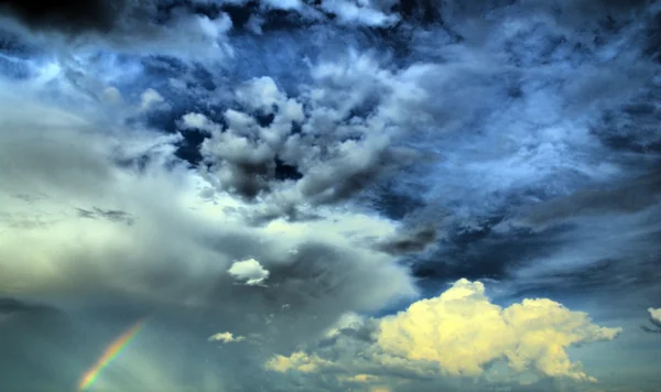 Regnbåge och moln — Stockfoto