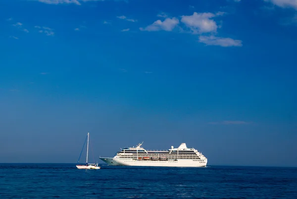 Jacht en cruise liner — Stockfoto