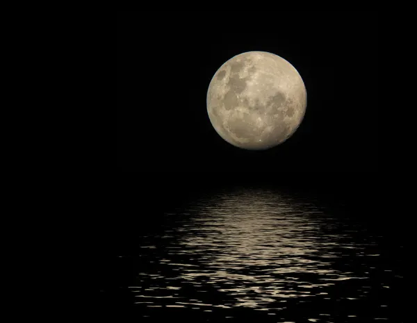 Volle maan in water — Stockfoto