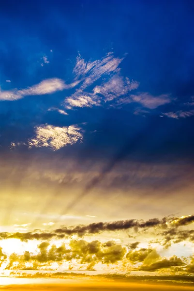 Dramatischer Himmel bei Sonnenuntergang — Stockfoto