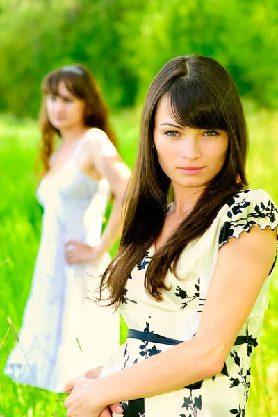 Дві дівчини в білих сукнях — стокове фото