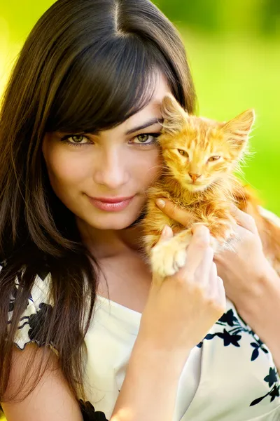 Porträtt av flicka med kattunge — Stockfoto