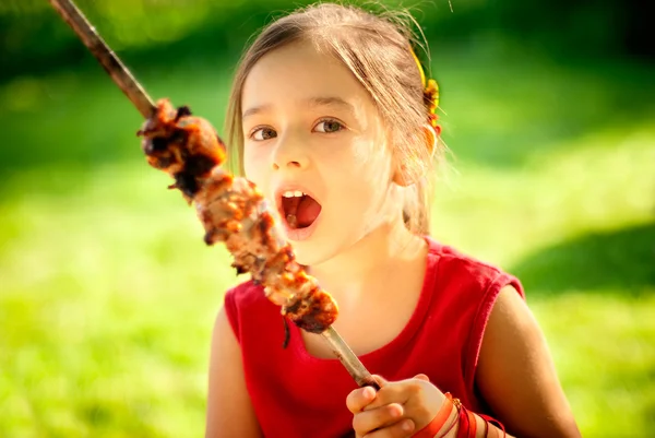 Девушка ест кебаб — стоковое фото