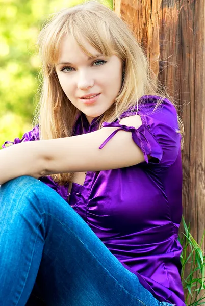 Portret van meisje in violet blouse. — Stockfoto
