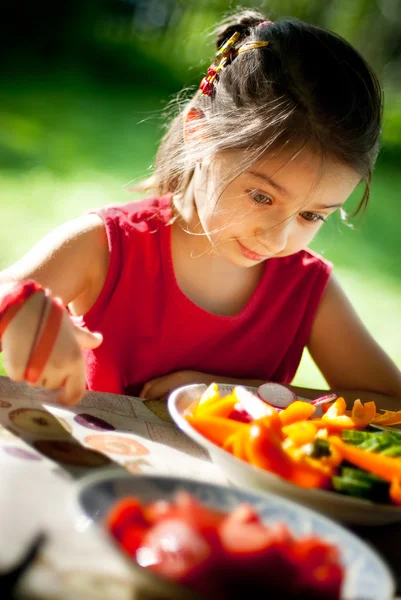 Девушка удивлена вкусными овощами — стоковое фото