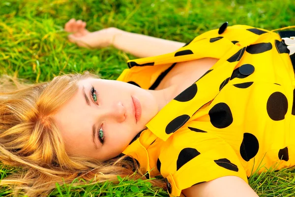 Girl lays on lawn — Stock Photo, Image