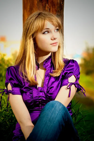 Porträtt av flicka i lila blus — Stockfoto