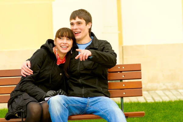 Two beloved on bench — Stock Photo, Image