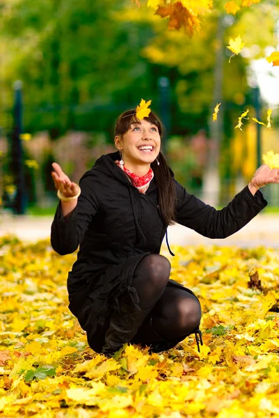 Mladá žena proti podzimní přírody — Stock fotografie