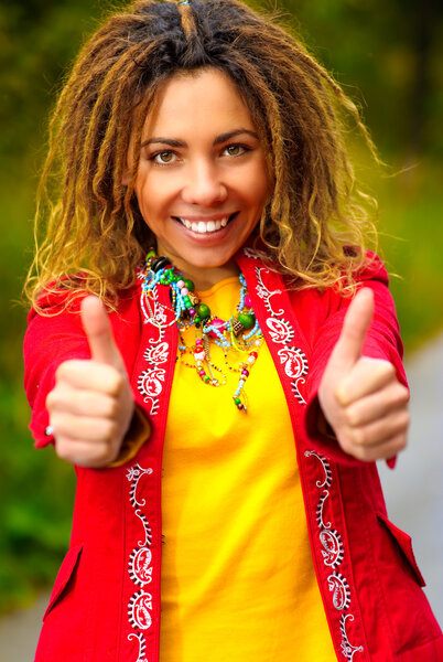 Девушка с дредами говорит - хорошо
!